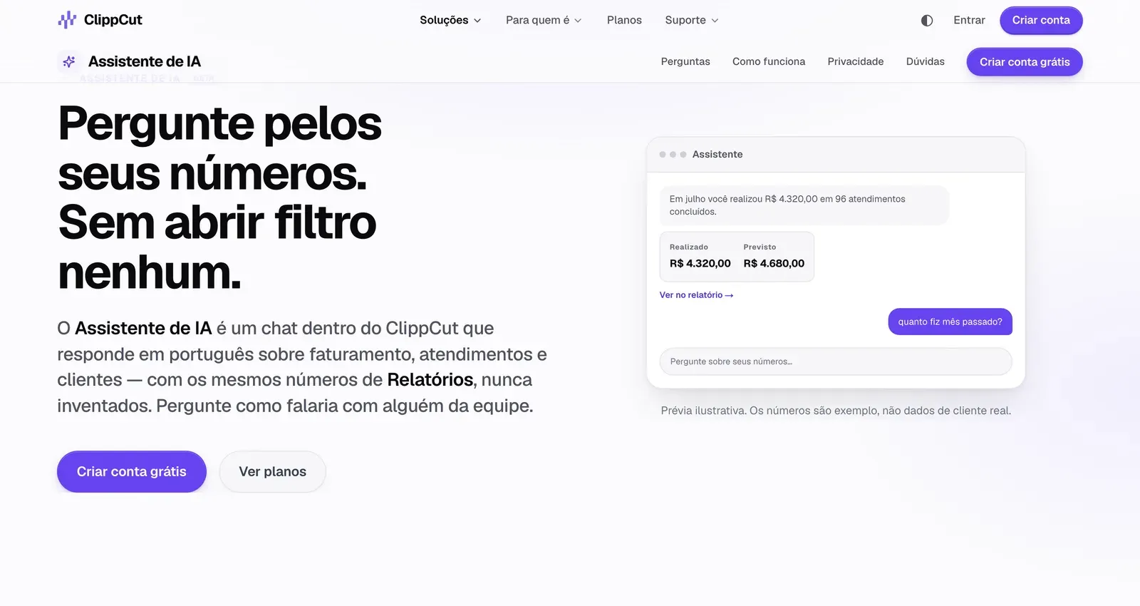 Página do Assistente de IA do ClippCut com uma janela de chat de exemplo: a pergunta “quanto fiz mês passado?” e a resposta com os valores realizado e previsto